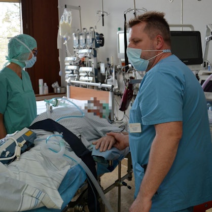 Thorsten_Wolbert_bereitet_Patient_fuer_OP_vor