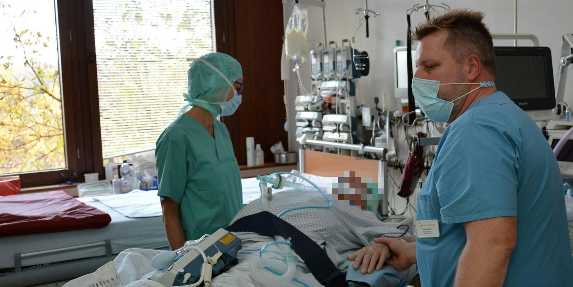 Thorsten_Wolbert_bereitet_Patient_fuer_OP_vor