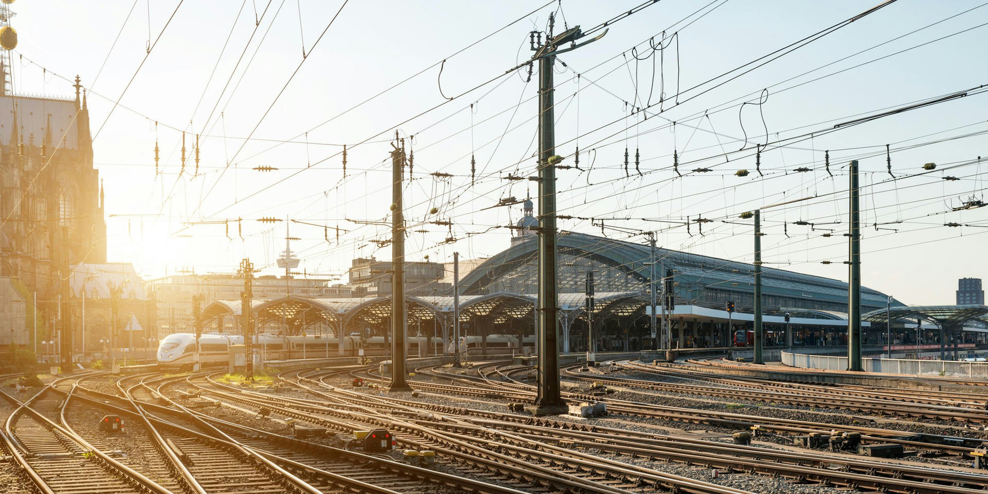 Bahnhof symbol GettyImages-584486272