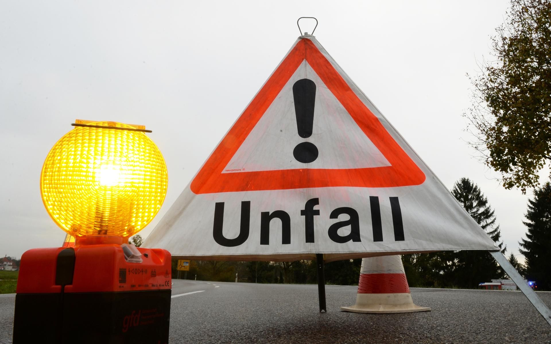 Unfall mit Warndreieck dpa