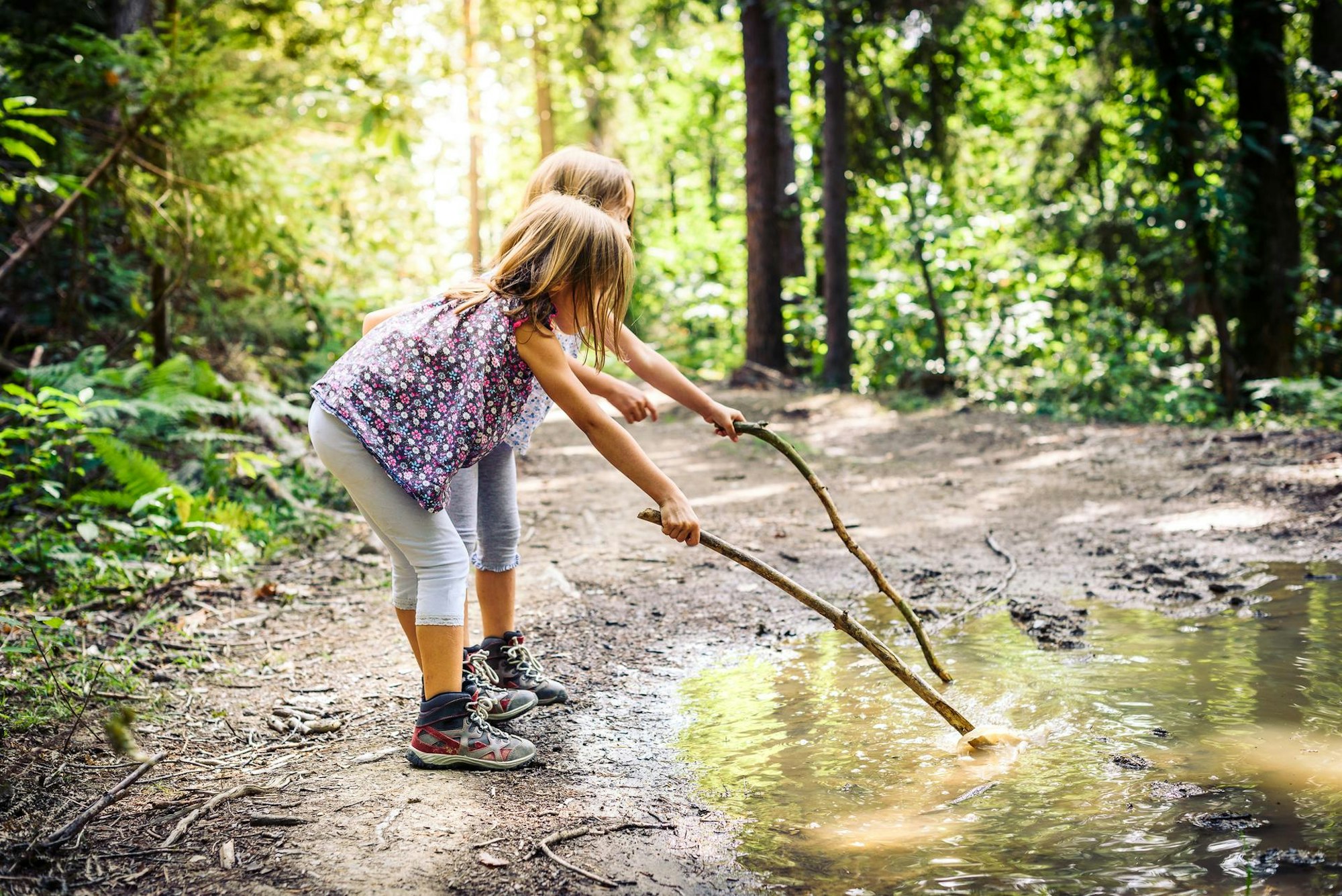 KinderWandern-PfützeGettyImages_jure
