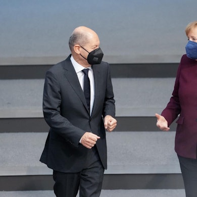 Bundestag Merkel Scholz 111121