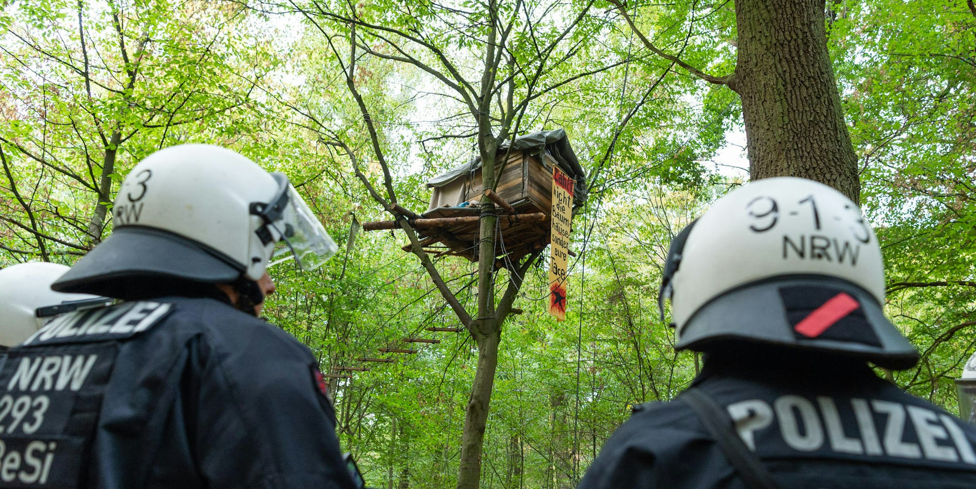 Polizei vor Baumhaus Hambacher Forst