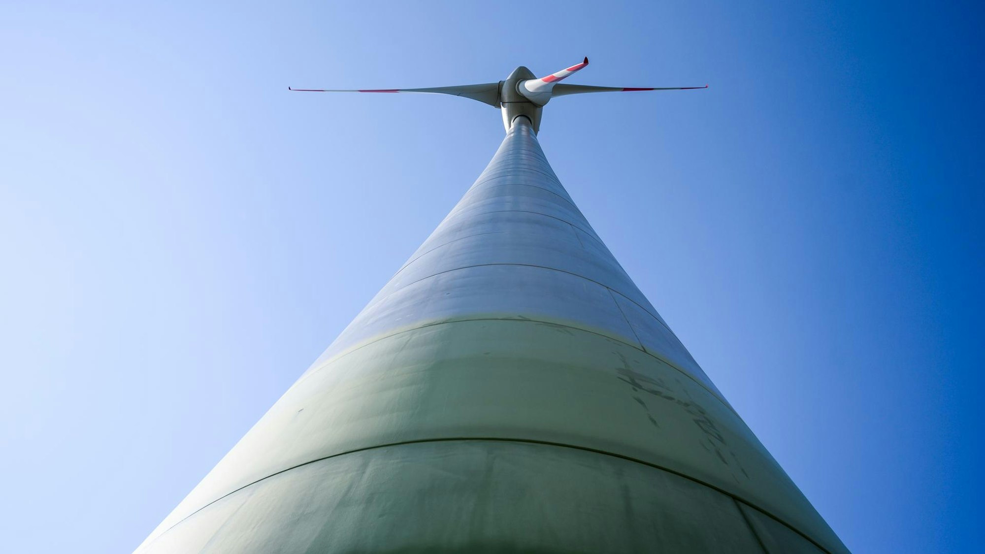 Ein Windrad aus der Froschperspektive.