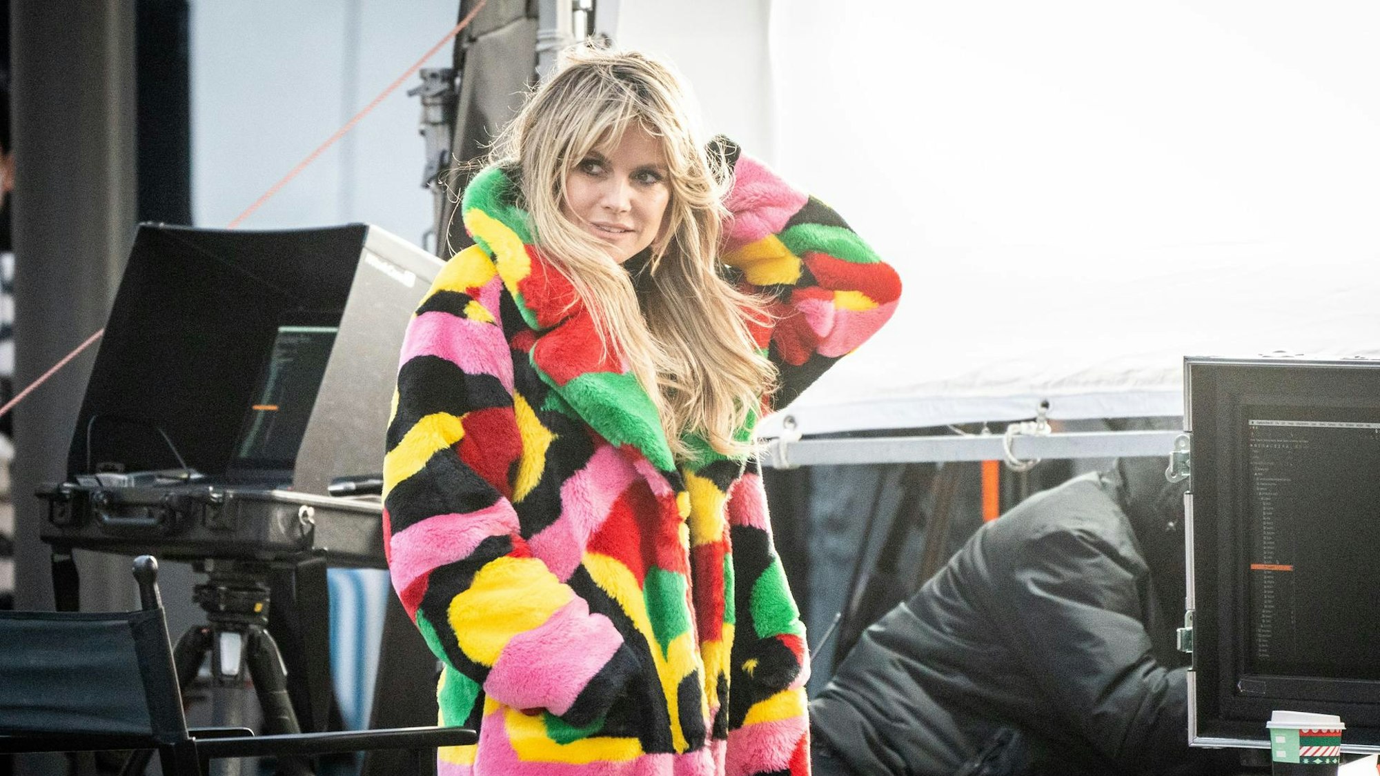 Heidi Klum greift sich ins Haar.