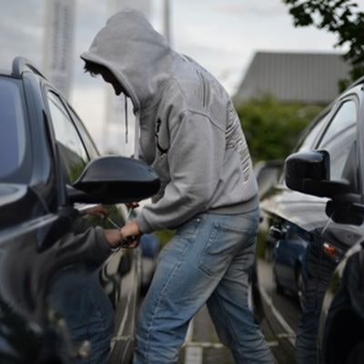 Einbrecher Auto aufgeknackt