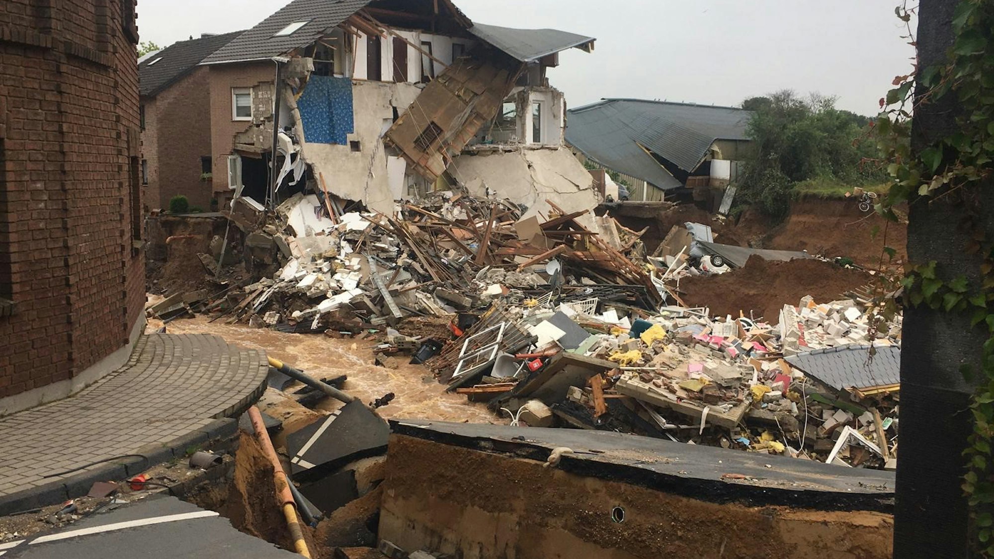 In Erftstadt-Blessem wurden ganze Häuser von der Flut zerstört.