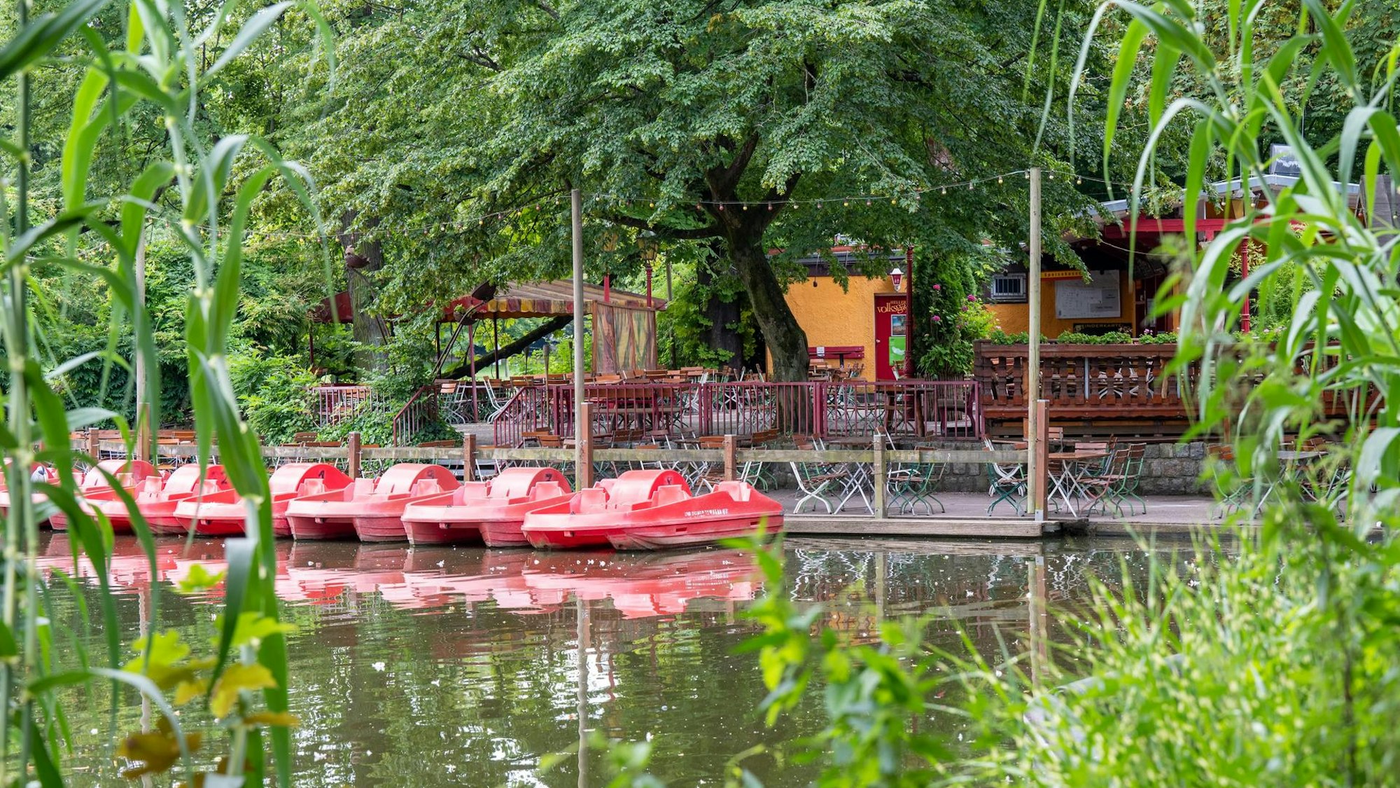 Der Biergarten im Volksgarten liegt gleich am Weiher.