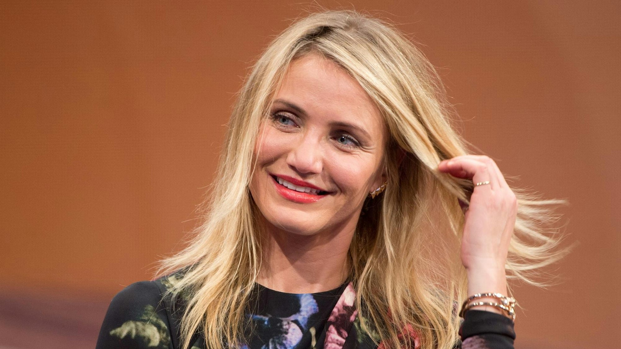 Cameron Diaz streicht sich durchs Haar.