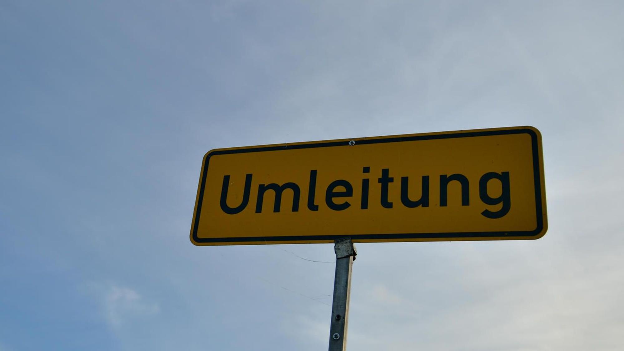 Auf einem Schild steht Umleitung.