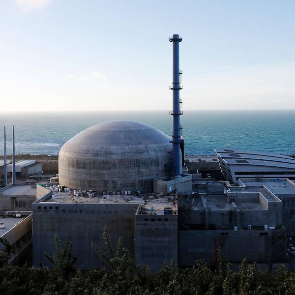 Das Atomkraftwerk Flamanville, im Hintergrund das Meer.