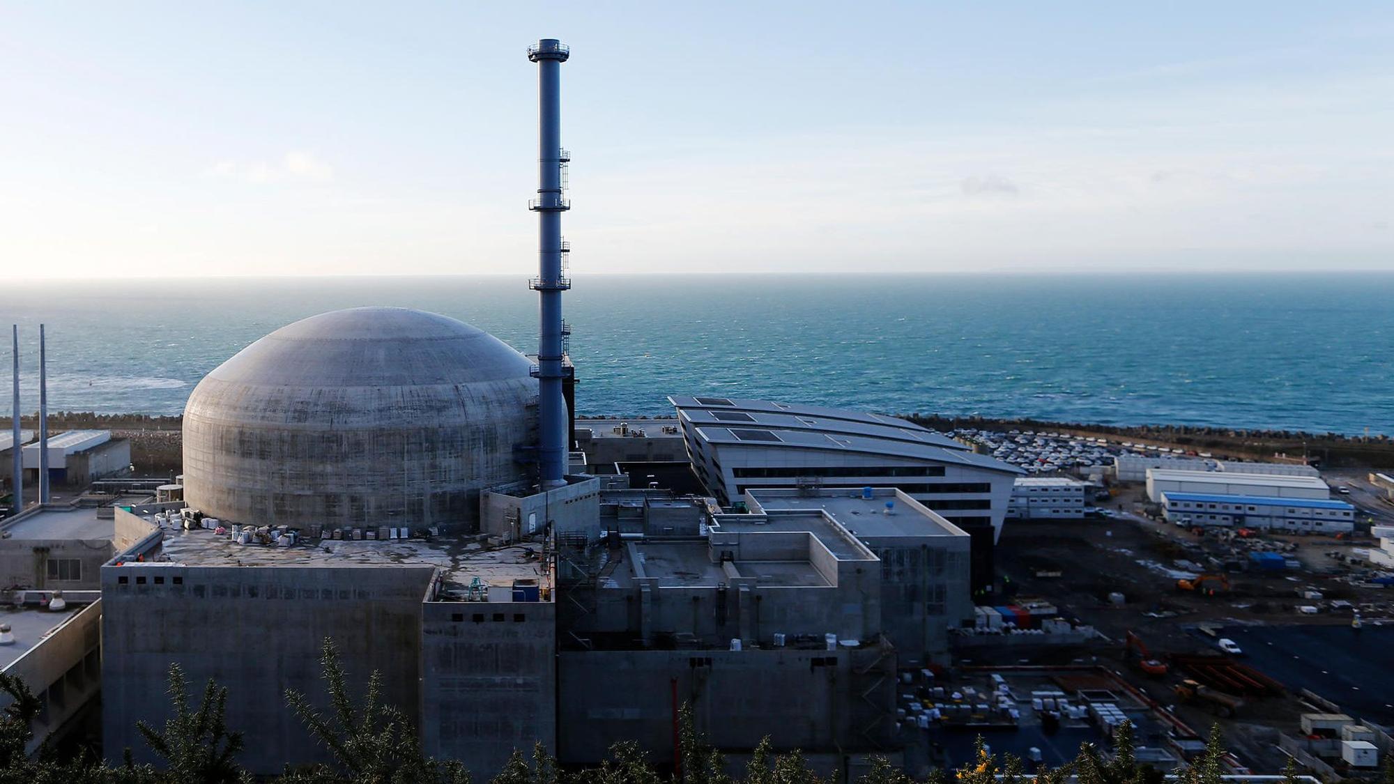 Das Atomkraftwerk Flamanville, im Hintergrund das Meer.