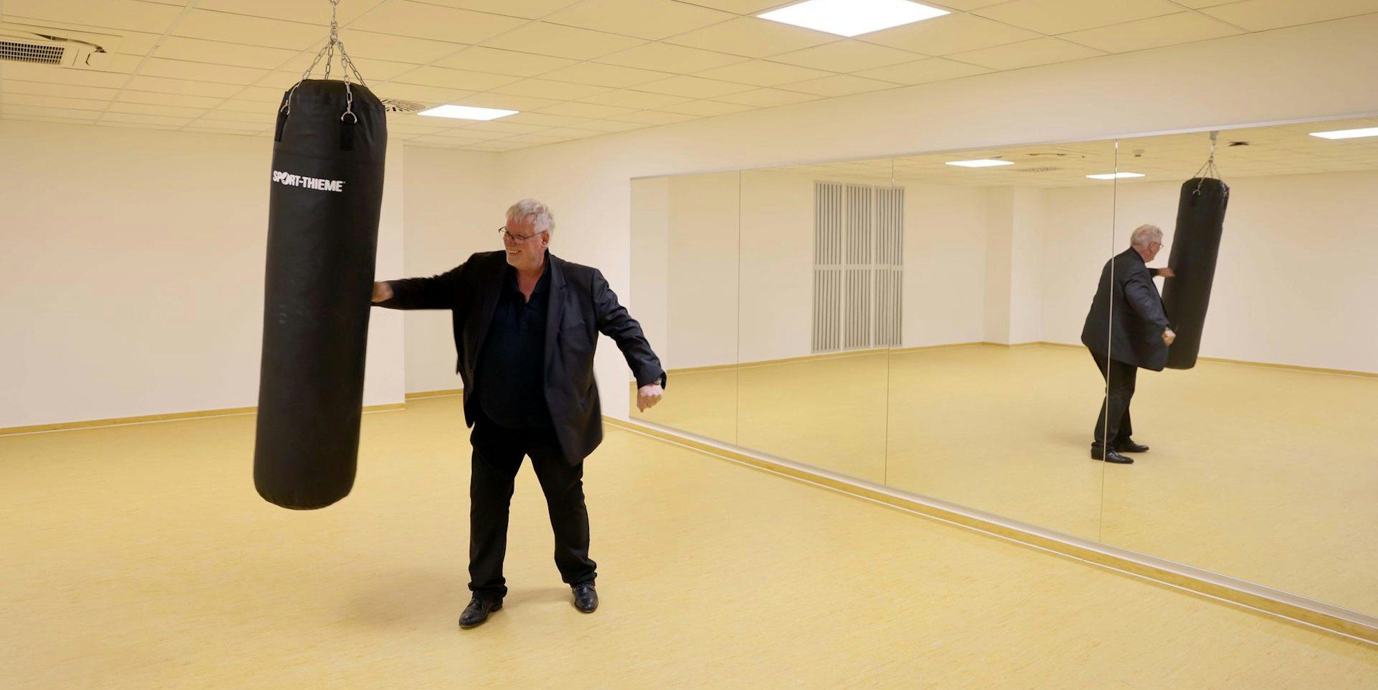 Ordnungsamtchef Köln am Boxsack (1)