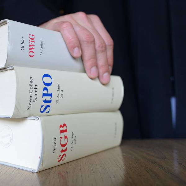 Richter mit Strafprozessordnung
