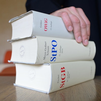 Richter mit Strafprozessordnung