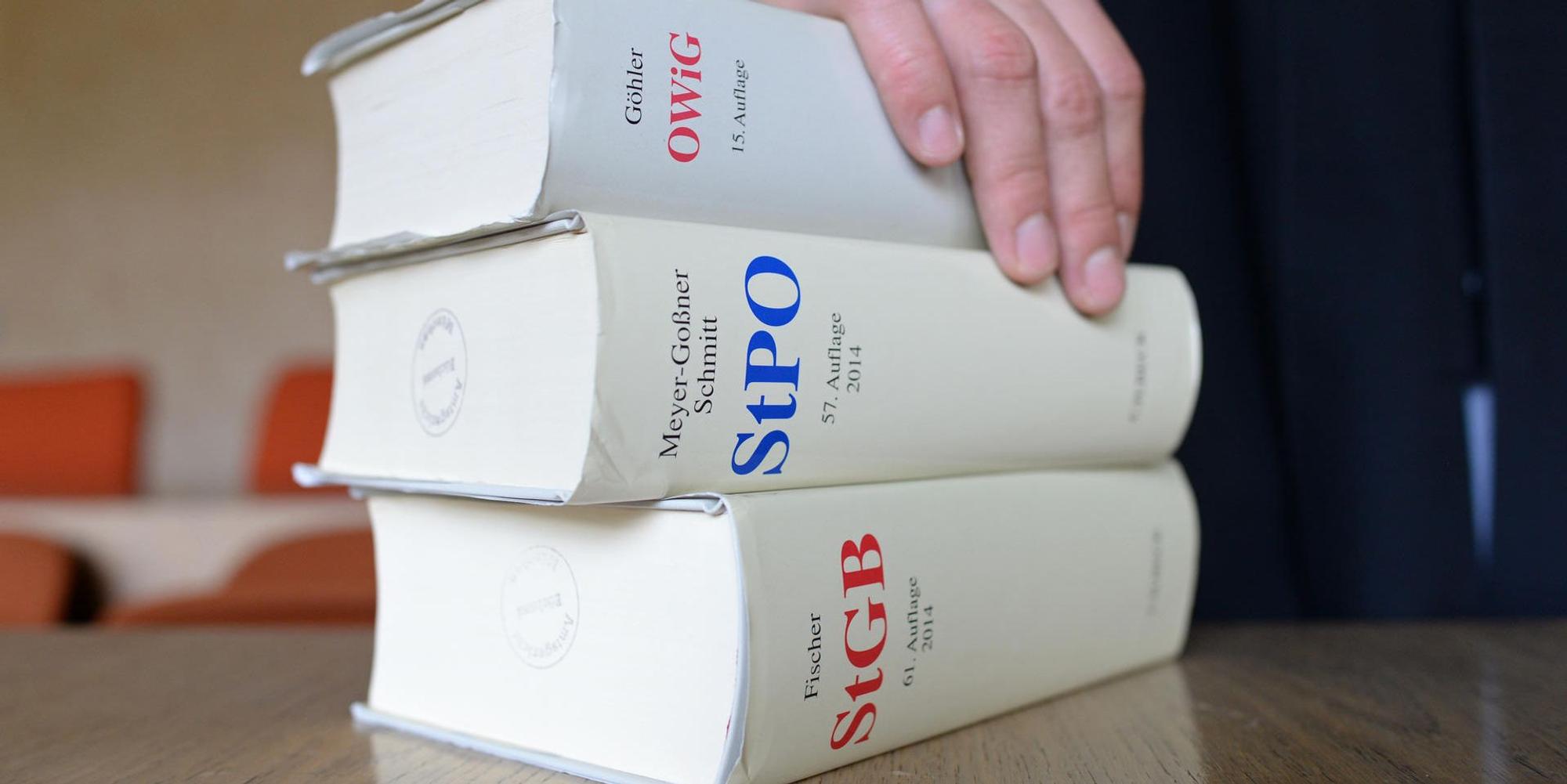 Richter mit Strafprozessordnung