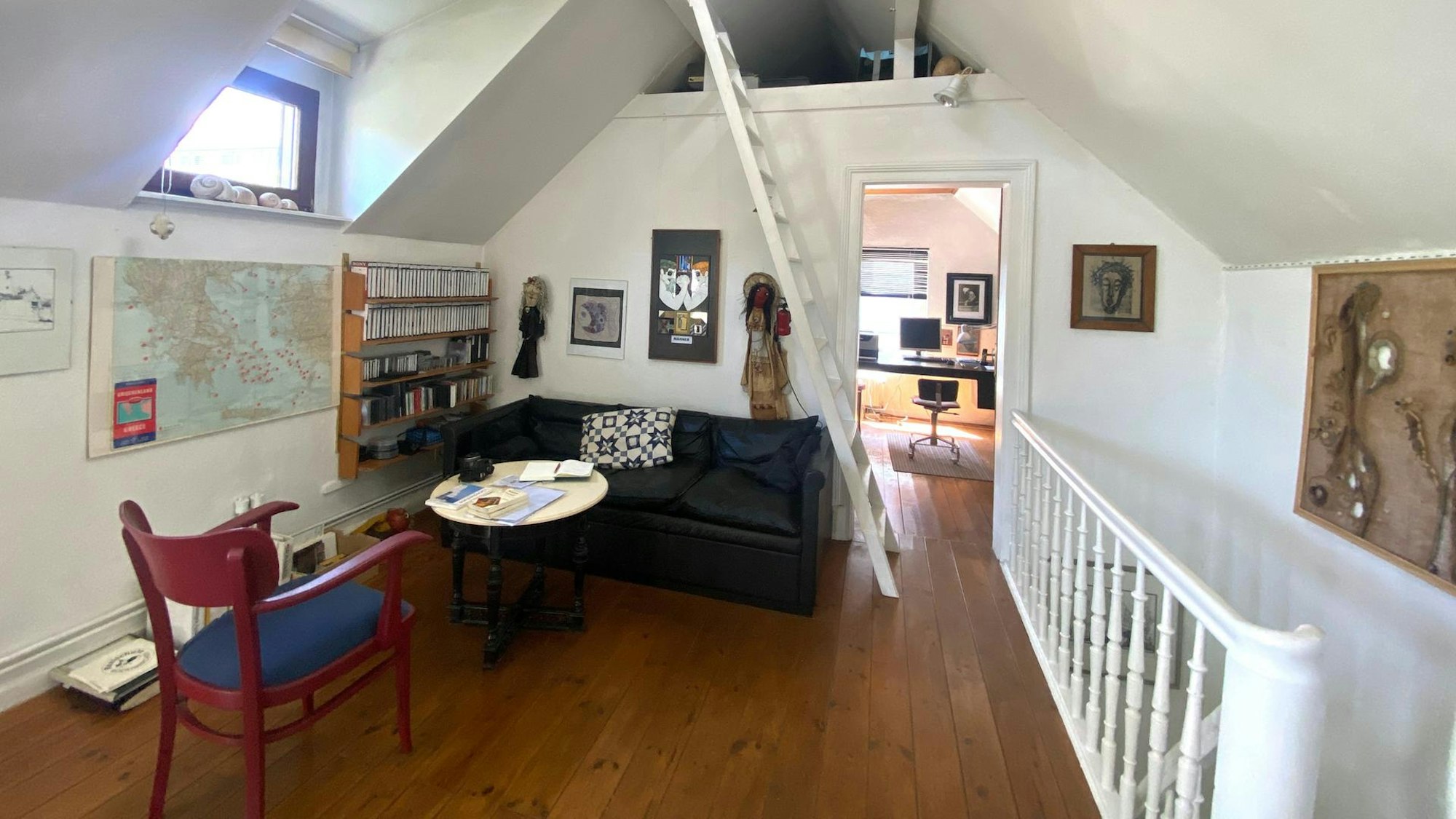 Das ausgebaute Dachgeschoss ist ein offener Bereich mit unterschiedlich gestalteten Ecken.