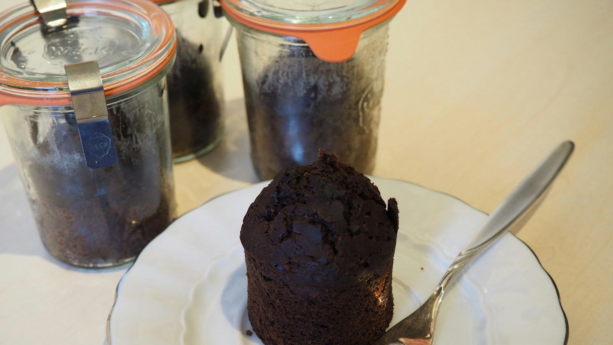 Durch das Backen im Glas wird der Kuchen haltbar gemacht.