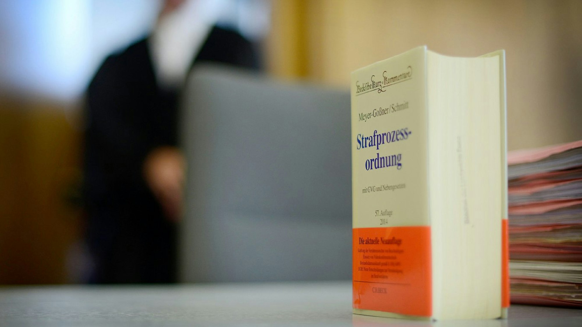 Die Strafprozessordnung steht auf einem Tisch.