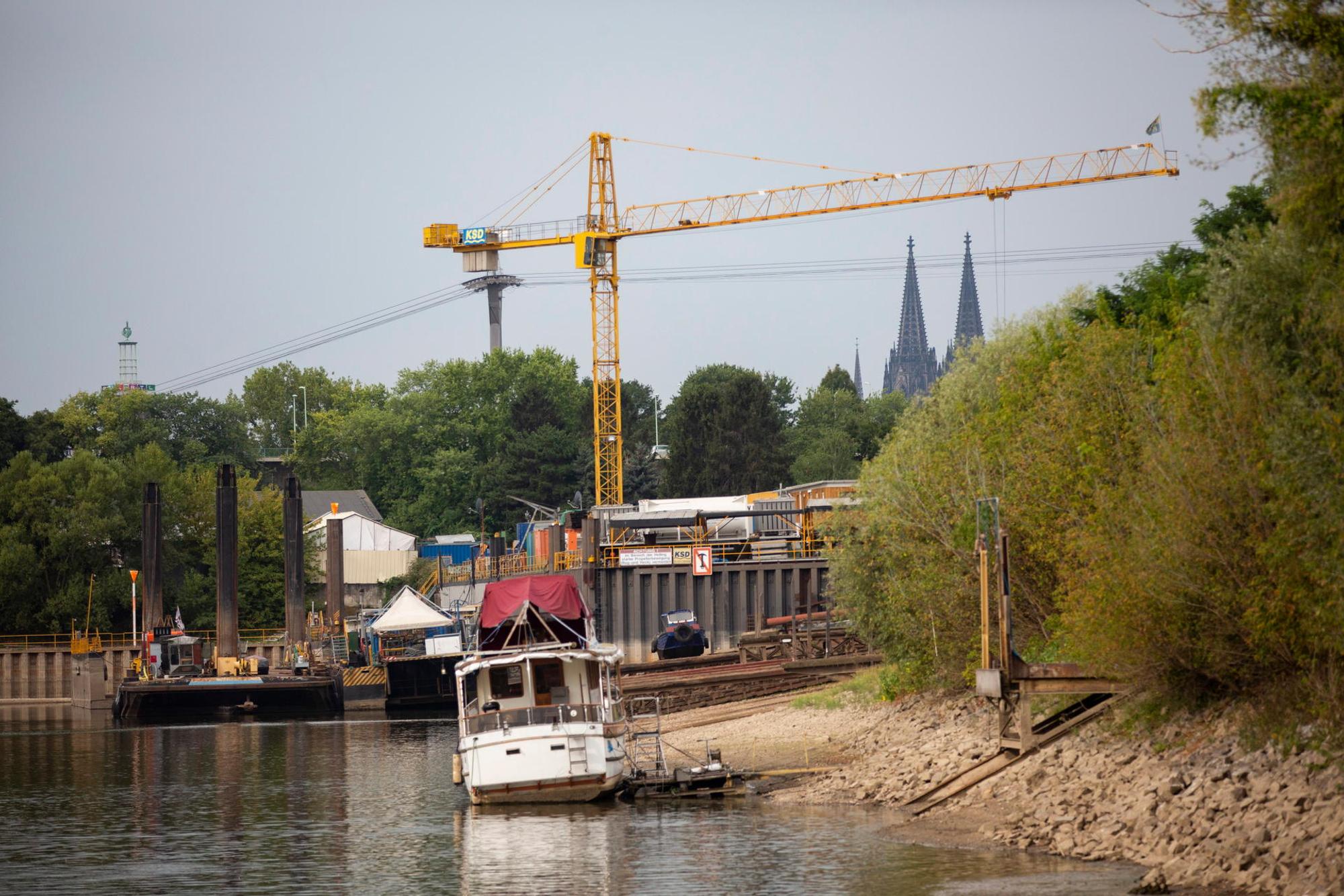 KR Rhein Yacht im Schlamm