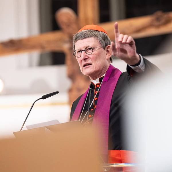Kardinal Woelki steht vor einem Kreuz