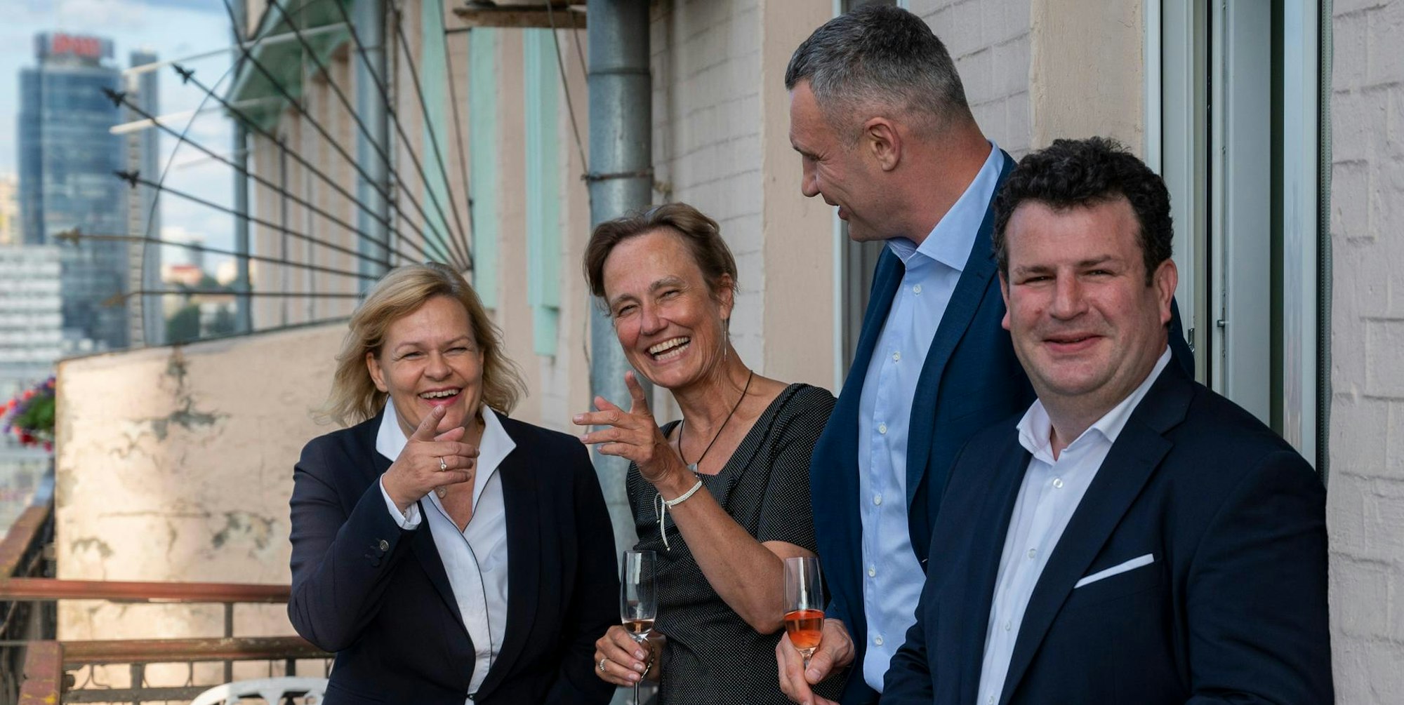 Faeser Klitschko Sekt DPA 270722