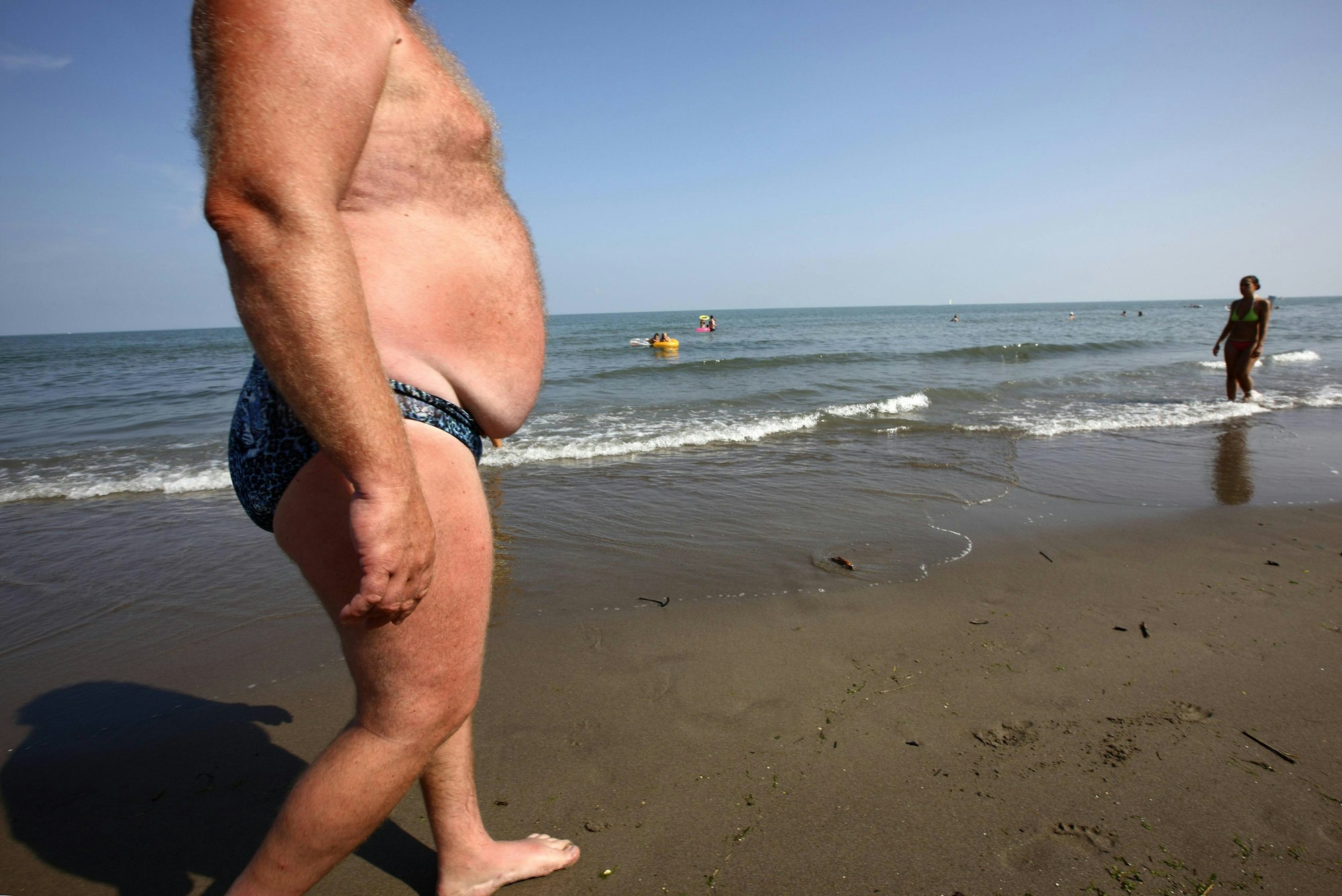 mann_bauch_strand_imago