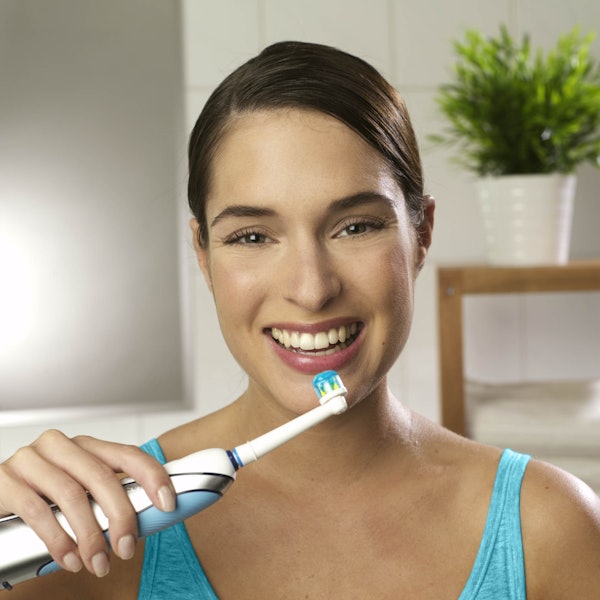 Moderne_Zahnpflegefo_24137044