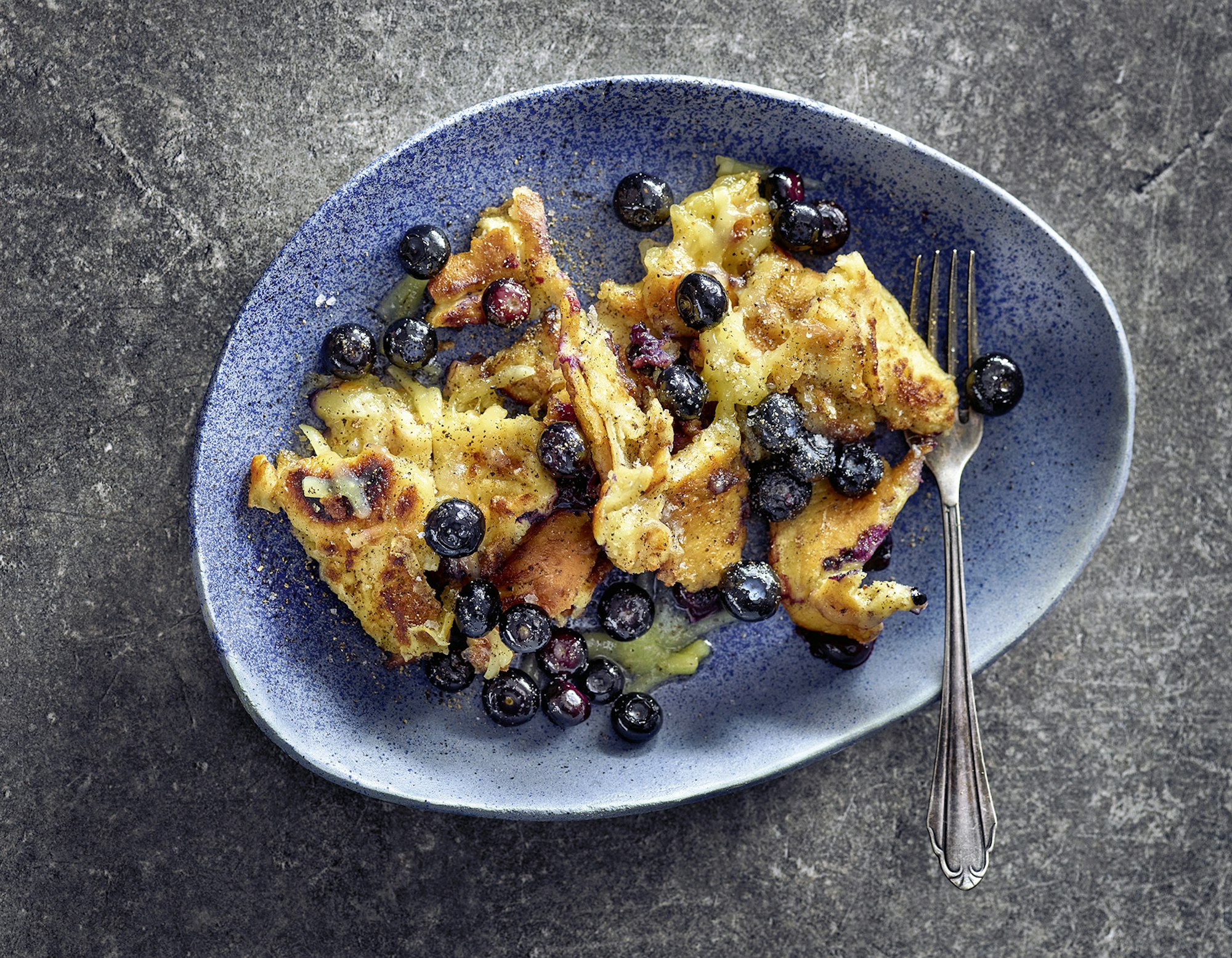 kaiserschmarrn in blauer bowl