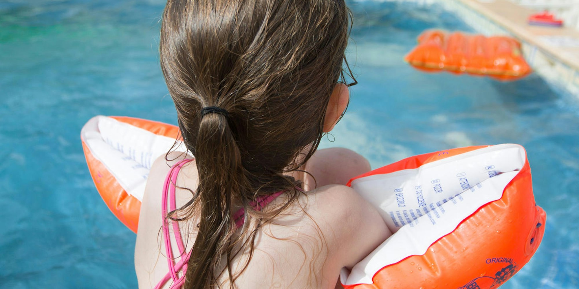 Mädchen mit Schwimmflügeln dpa