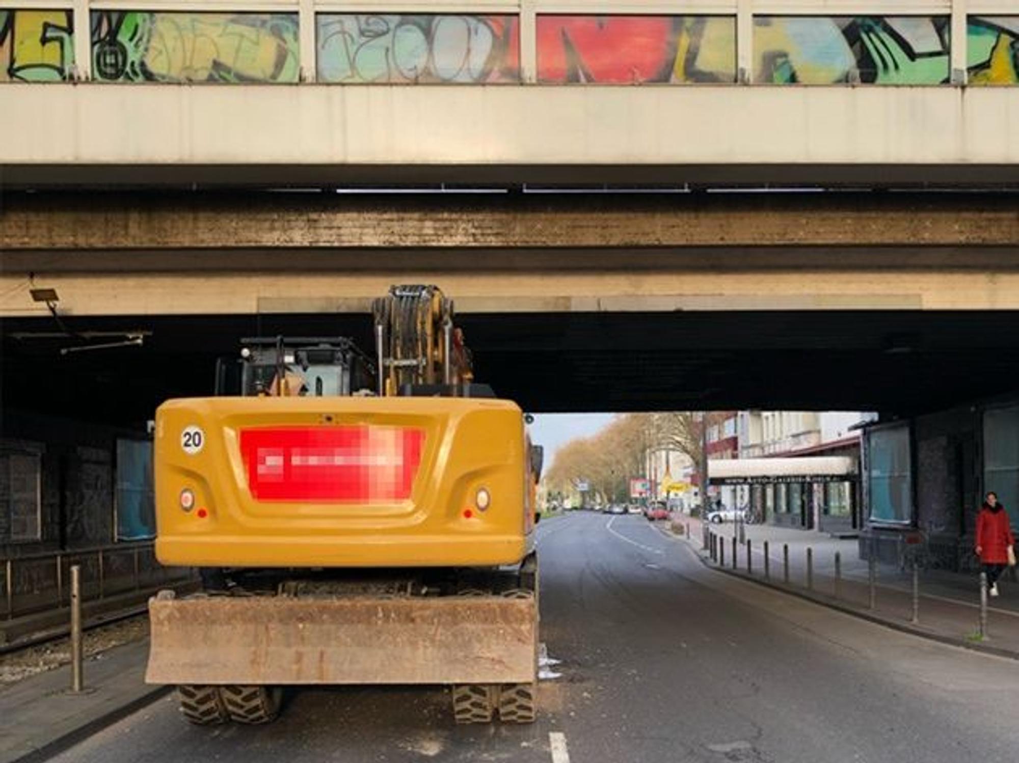 Unfall Brücke Bagger