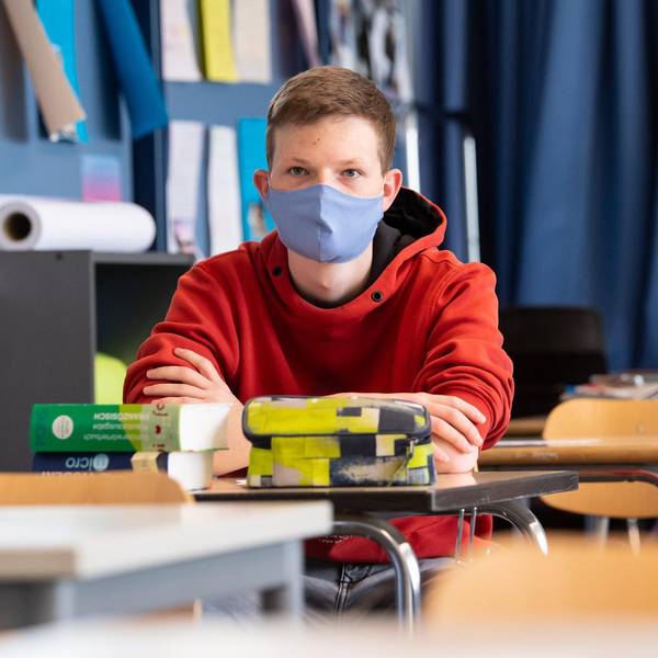 Schüler mit Masken