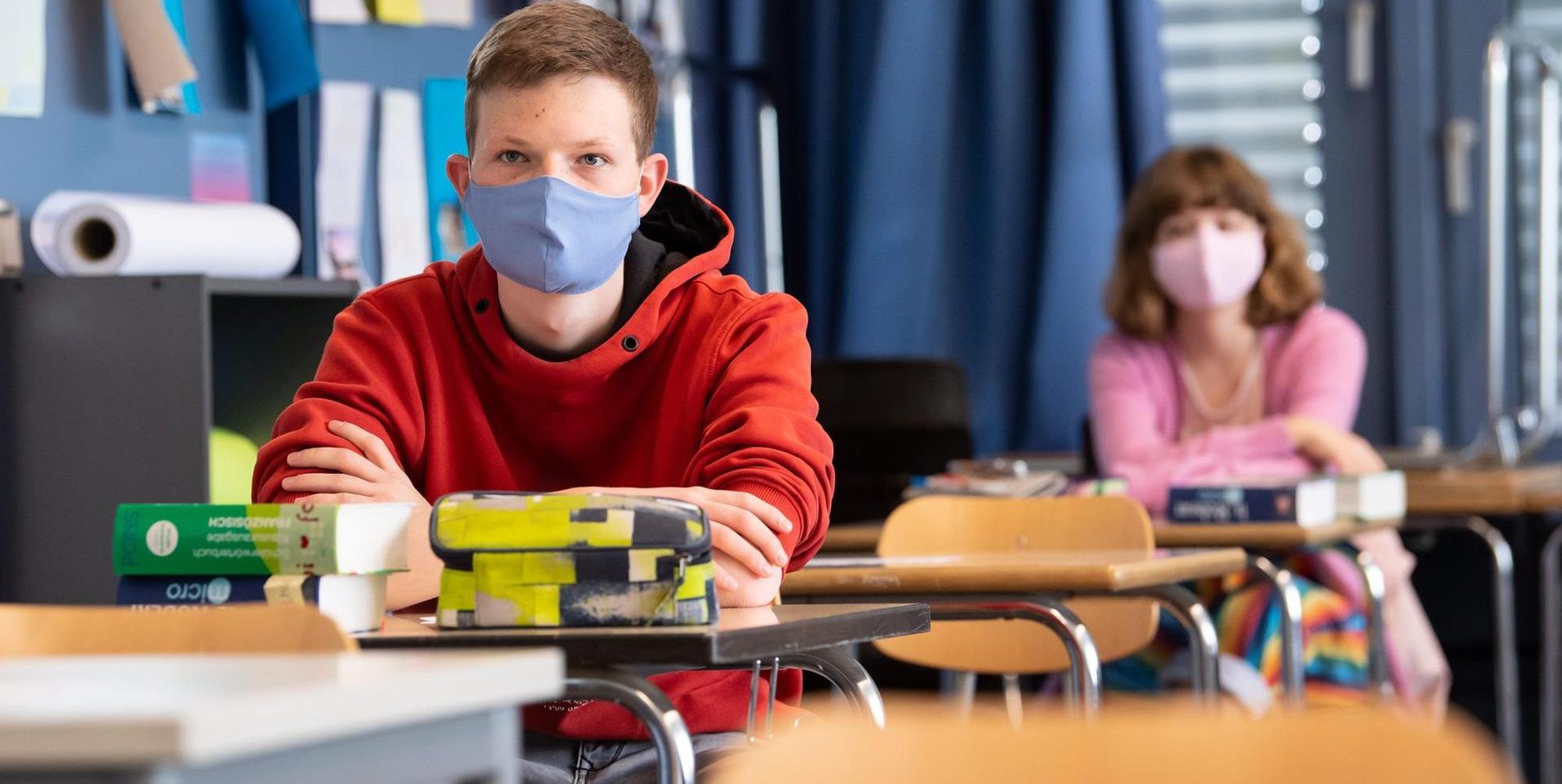 Schüler mit Masken