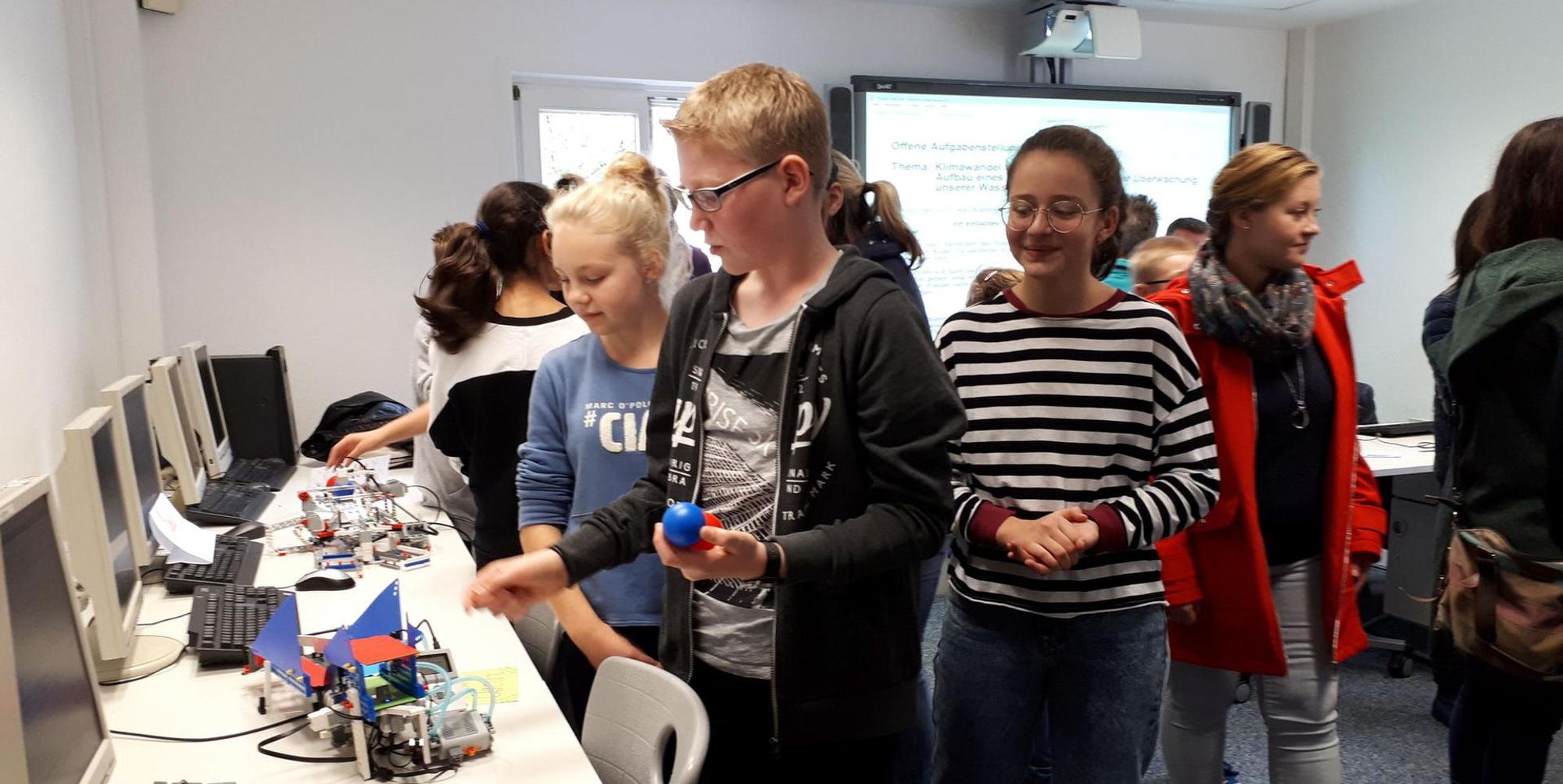 Roboter und Schüler