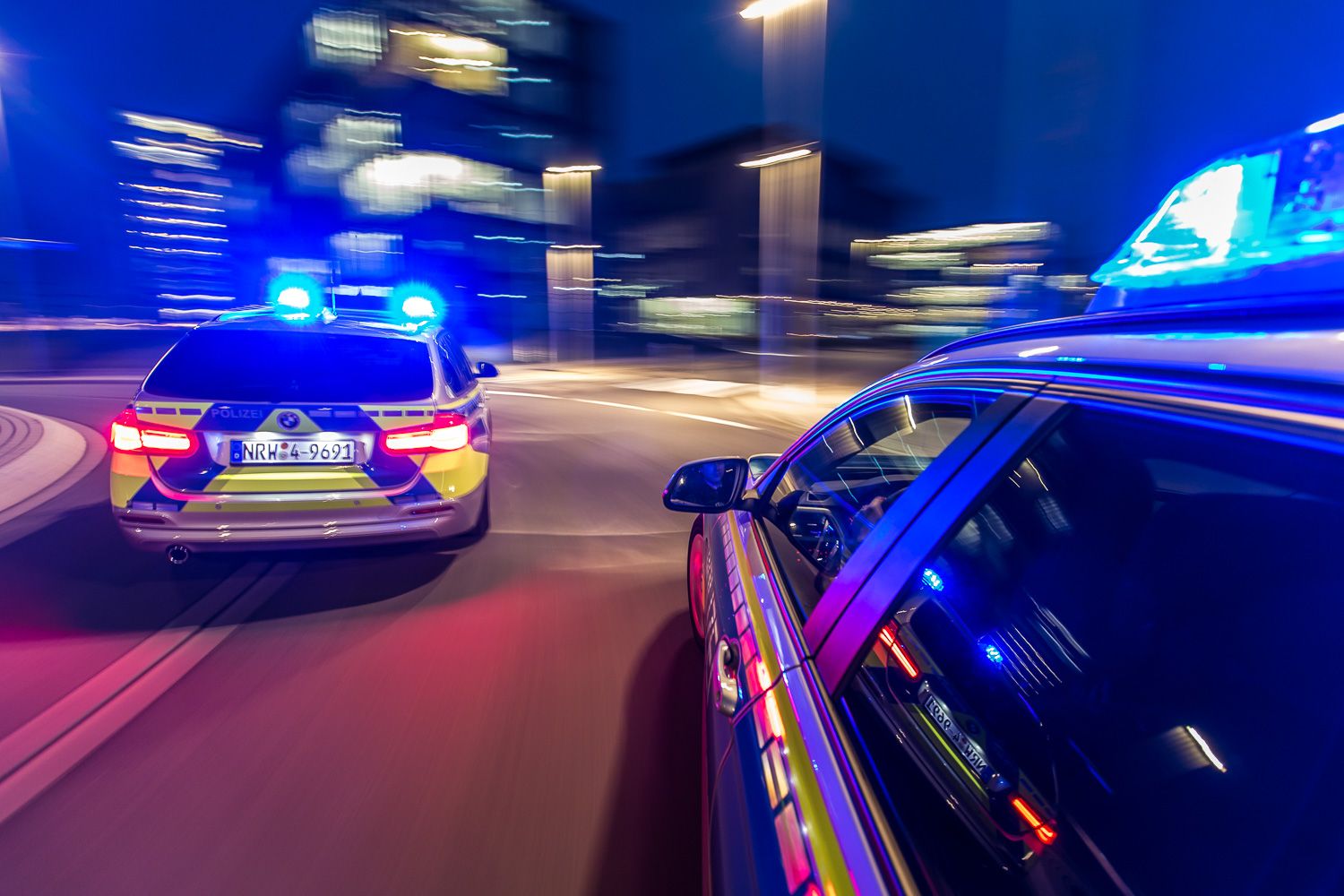 Funkstreifenwagen-Einsatzfahrt-Nacht-Fahrtrichtung-Blaulicht-01