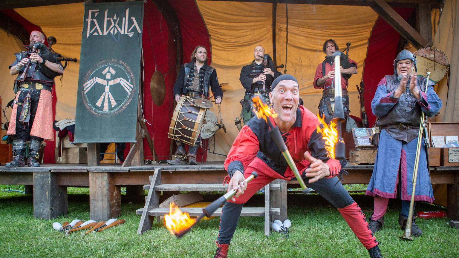 Ein Mann jongliert mit Feuer.