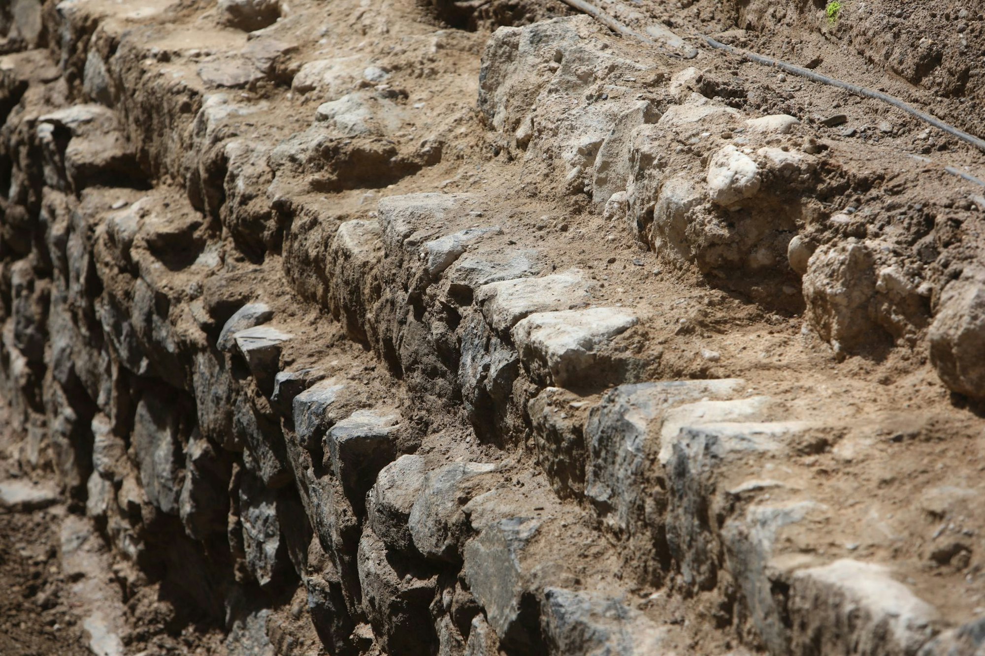 baustelle_drachenfelsstrasse_fund_stadtmauer2