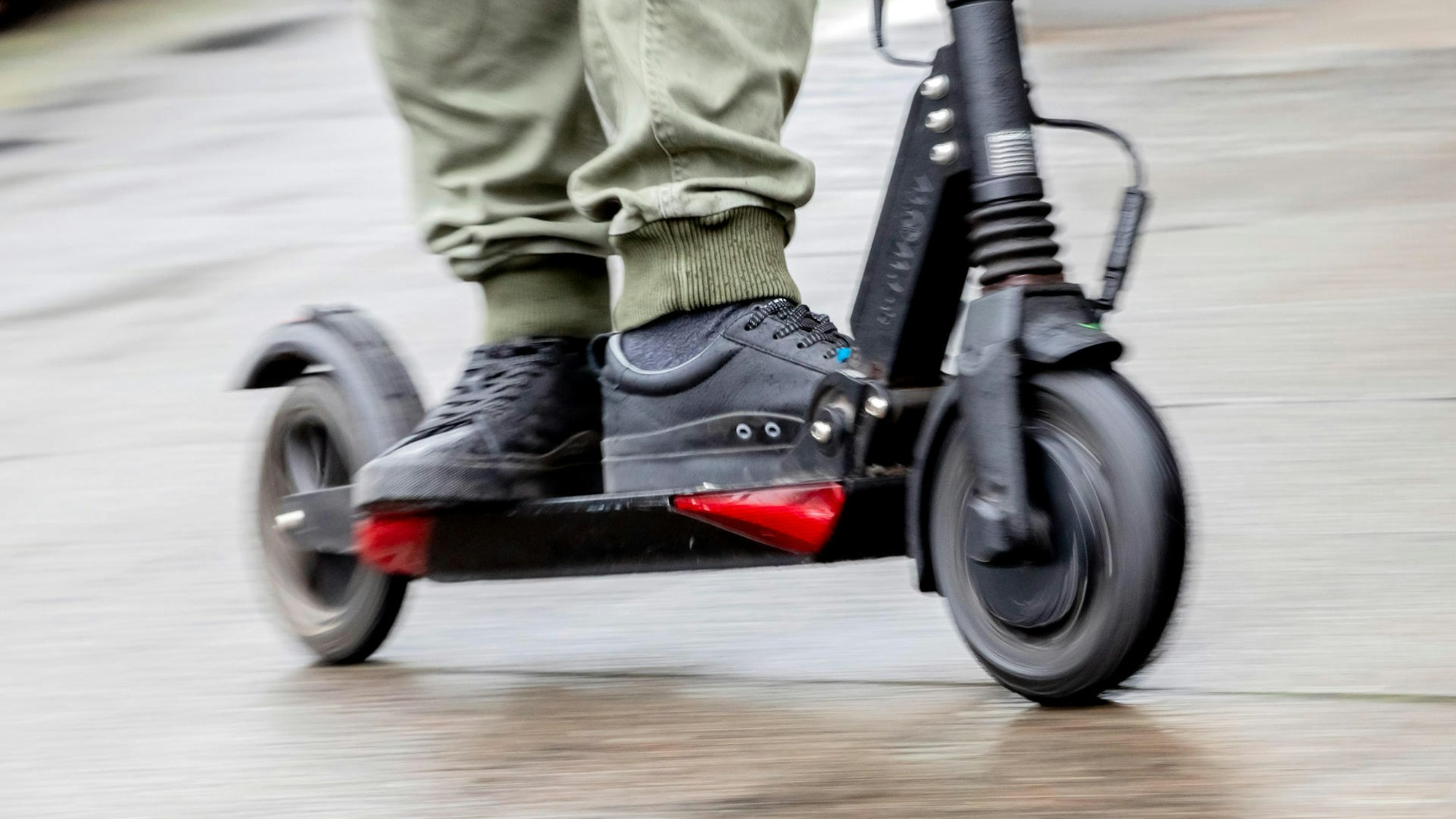 Ein Mann unterwegs auf einem E-Scooterr