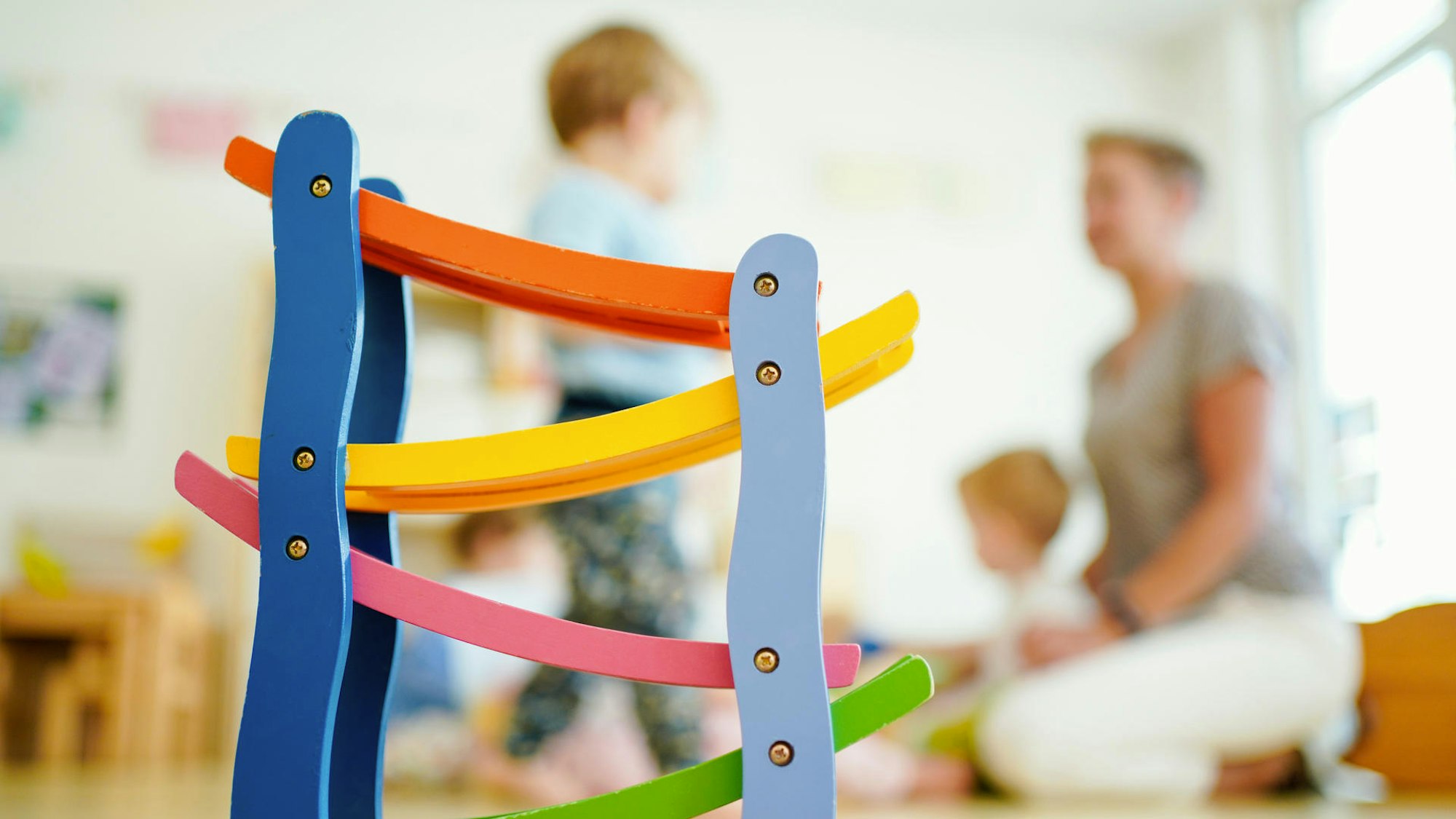 Eine Erzieherin mit Kindern in der Kita