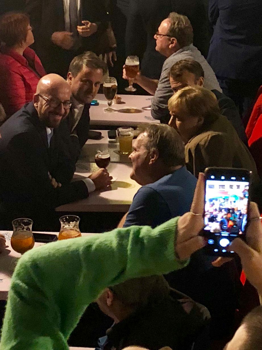 Merkel und Macron bei Bier und Fritten