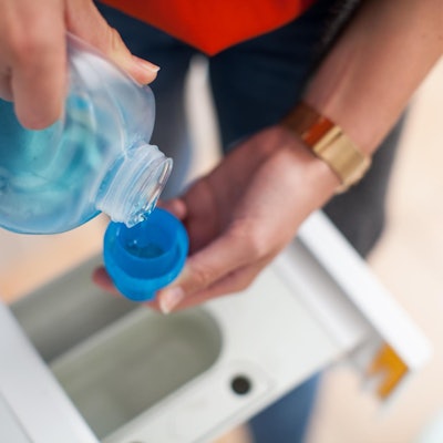 Jemand benutzt Weichspüler