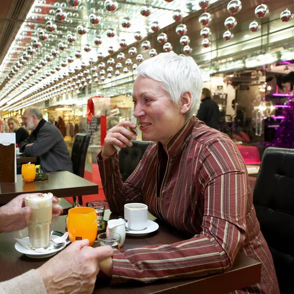 Rentner im cafe dpa