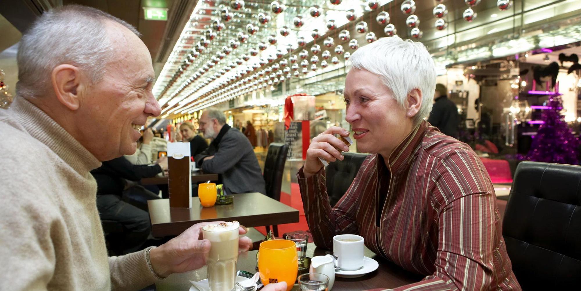 Rentner im cafe dpa