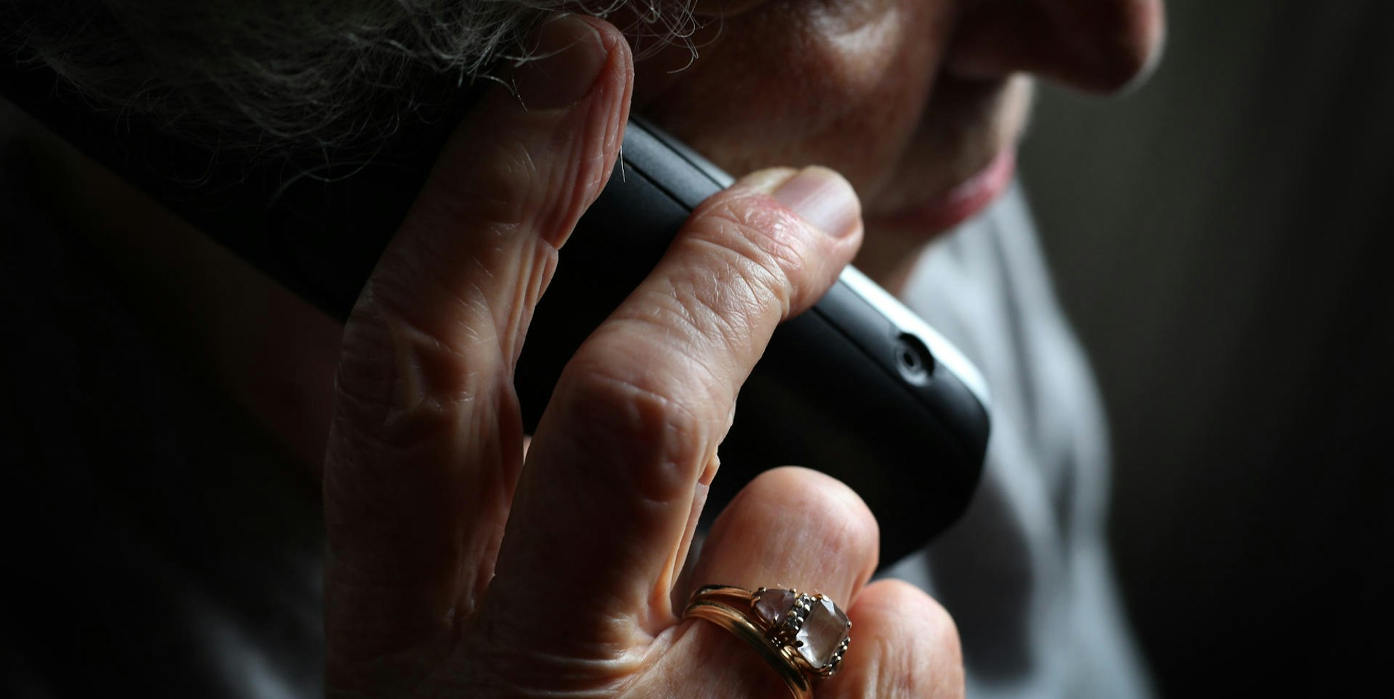 Aeltere_Frau_telefon_71145176