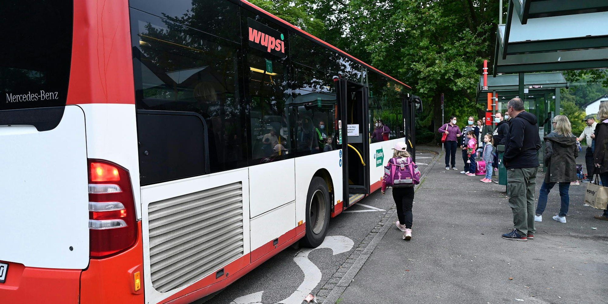 Schulbus Grundschüler 230821