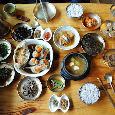 GettyImages-KorenaischeKüche_Tischoben