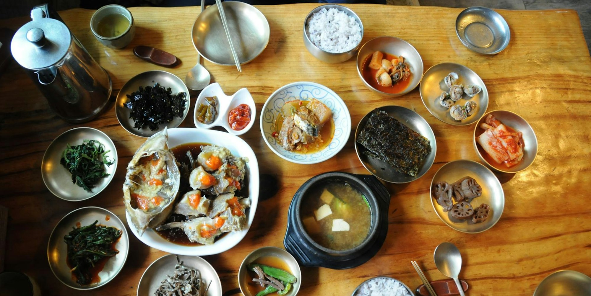 GettyImages-KorenaischeKüche_Tischoben