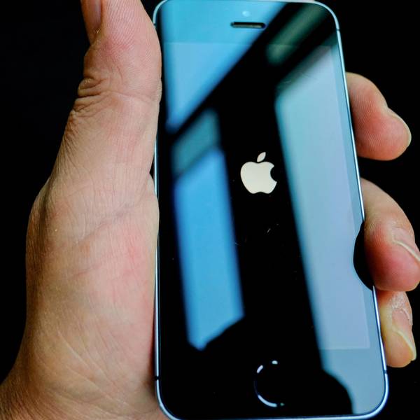 Jemand hält ein iPhone in der Hand