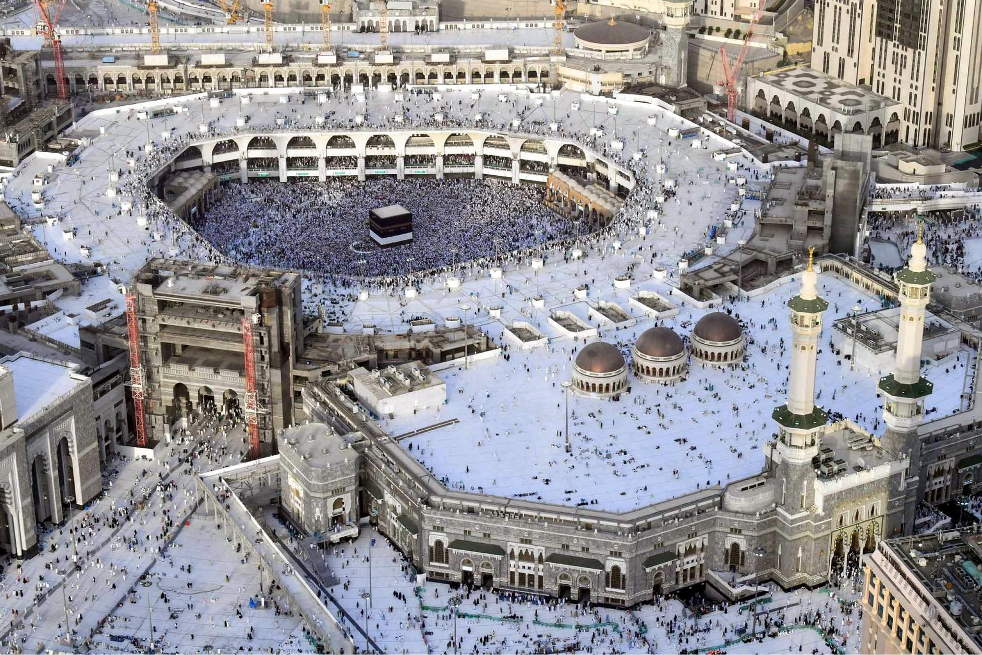 Muslimische Pilger umkreisen beim Hadsch das Heiligtum Kaaba in der großen Moschee in Mekka.