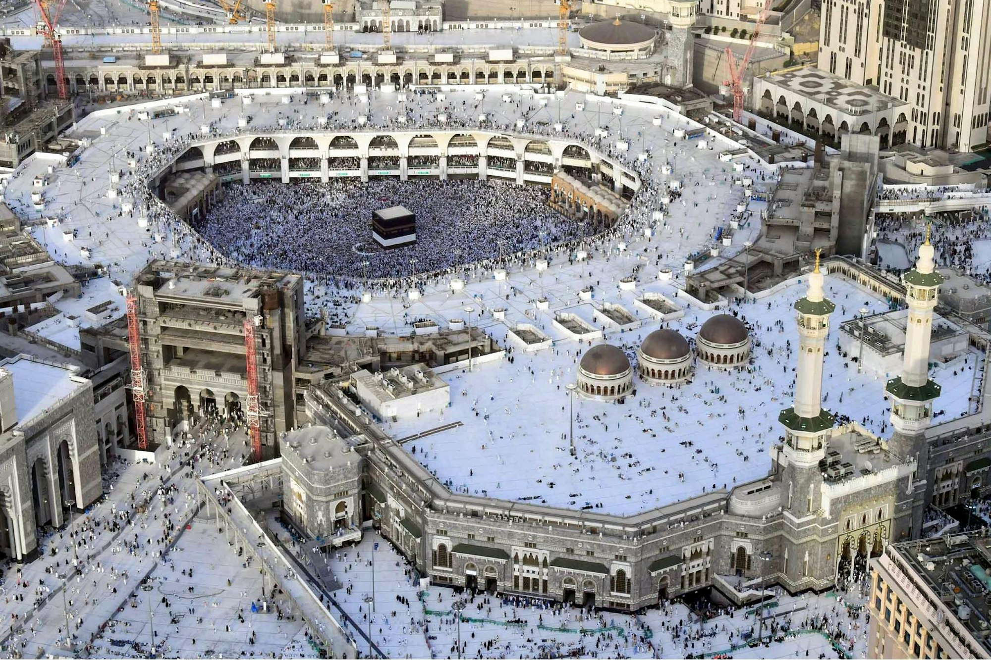 Muslimische Pilger umkreisen beim Hadsch das Heiligtum Kaaba in der großen Moschee in Mekka.